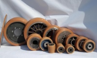 Особенности и преимущества полиуретановых колес для складской техники